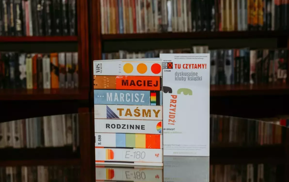 Zdjęcie do DYSKUSYJNY KLUB KSIĄŻKI &ndash; &bdquo;Taśmy rodzinne&rdquo;- Maciej Marcisz