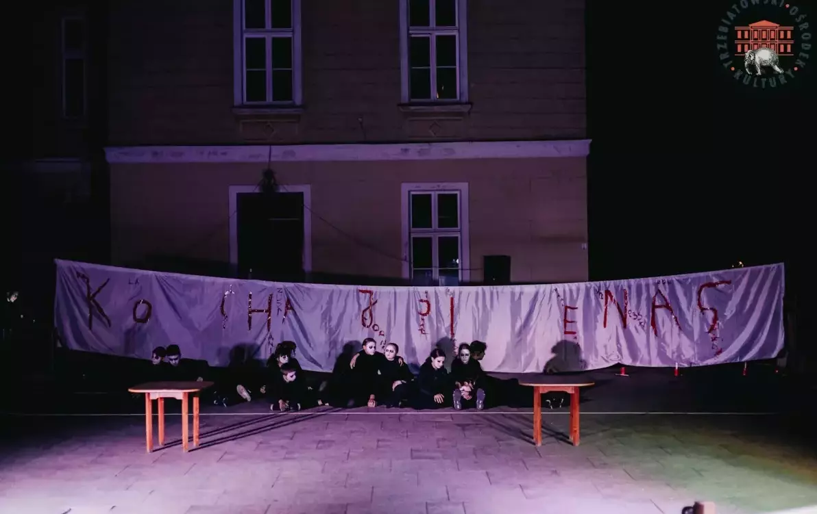 Zdjęcie do *Kochajcie nas !!! ... etiuda teatralna &bdquo;Biała Dama&rdquo;