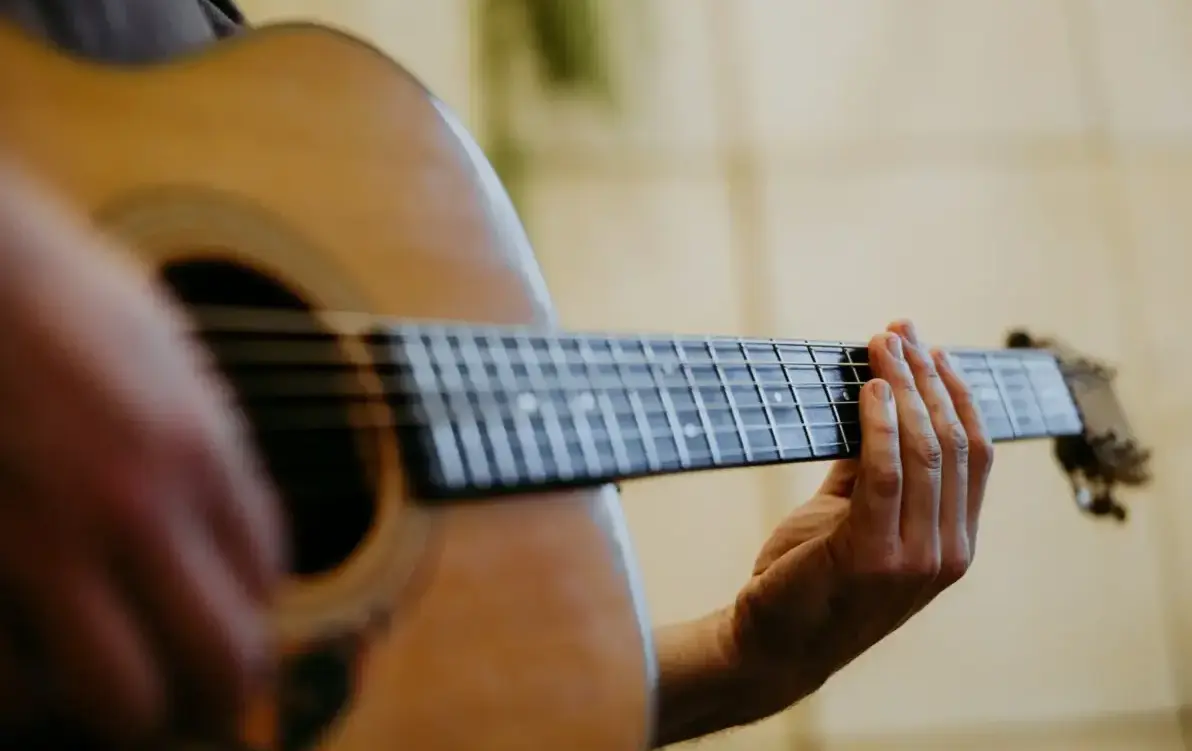 Zdjęcie do Chcesz nauczyć się grać na gitarze od podstaw? ...