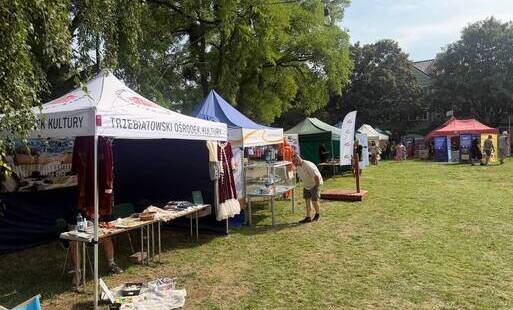 Zdjęcie do Trzebiatowski Ośrodek Kultury - Muzeum Pałacowe zagościł w Miasteczku Muzealnym podczas XXXI Festiwalu Słowian i Wiking&oacute;w na Wolinie.