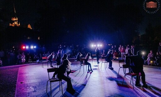 Zdjęcie do Wieczorny spektakl to podsumowanie warsztat&oacute;w teatralnych...