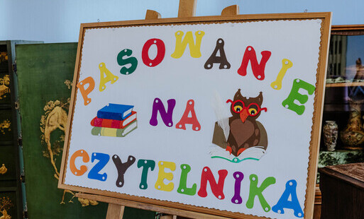 Zdjęcie do 80 lat za nami- Pasowanie na Czytelnika 2026.