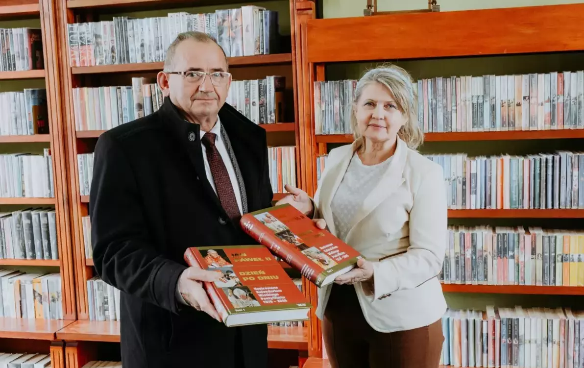 Zdjęcie do &nbsp; **Nowe dary w zbiorach biblioteki!**