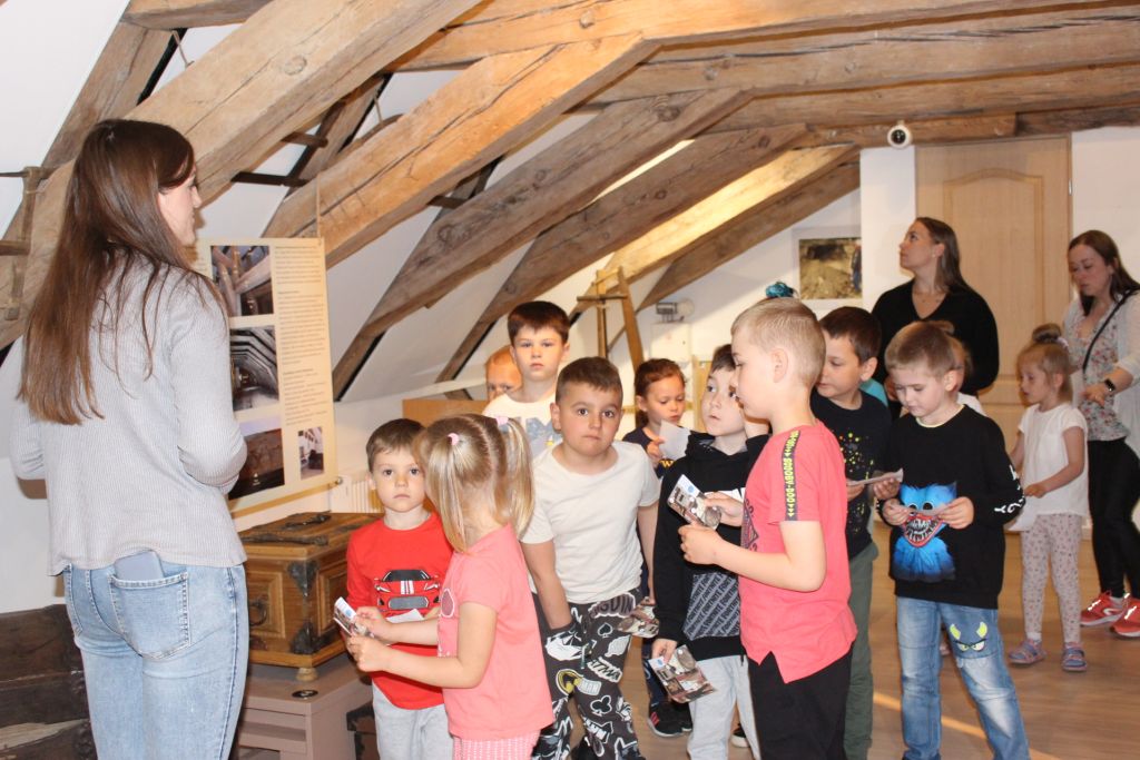 Wizyta przedszkolaków z Mrzeżyna w bibliotece i muzeum.